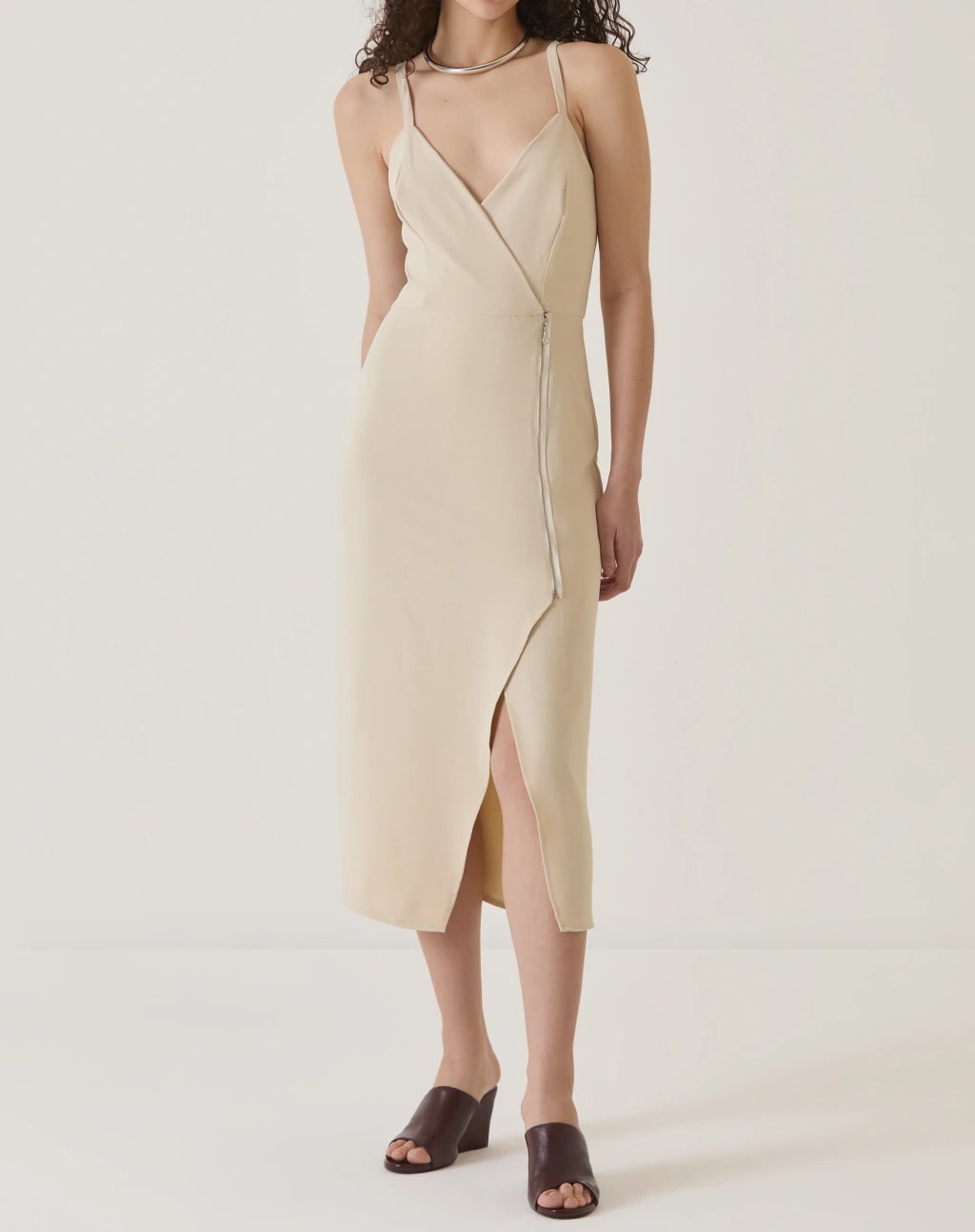 VESTIDO COM FENDA FRONTAL - AREIA