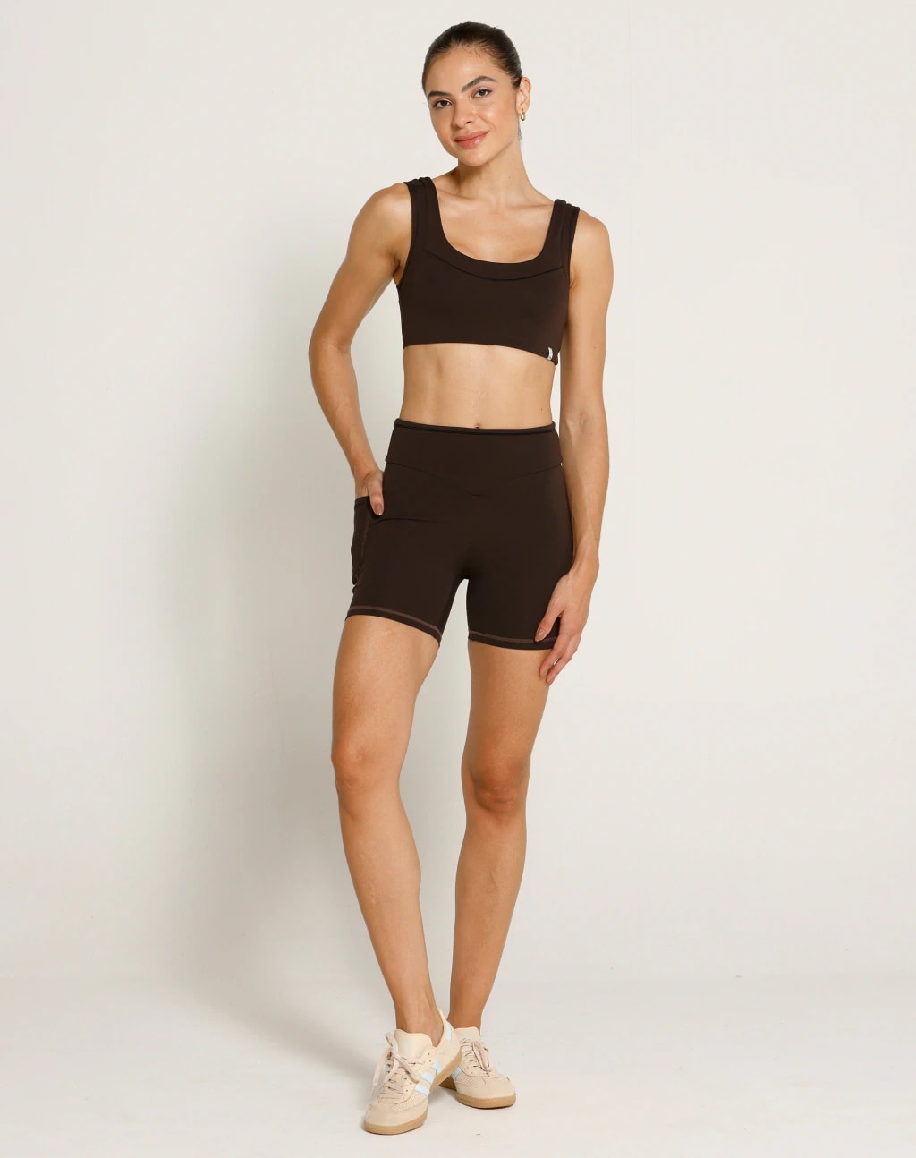 Shorts com Bolso Lateral de Poliamida - Marrom